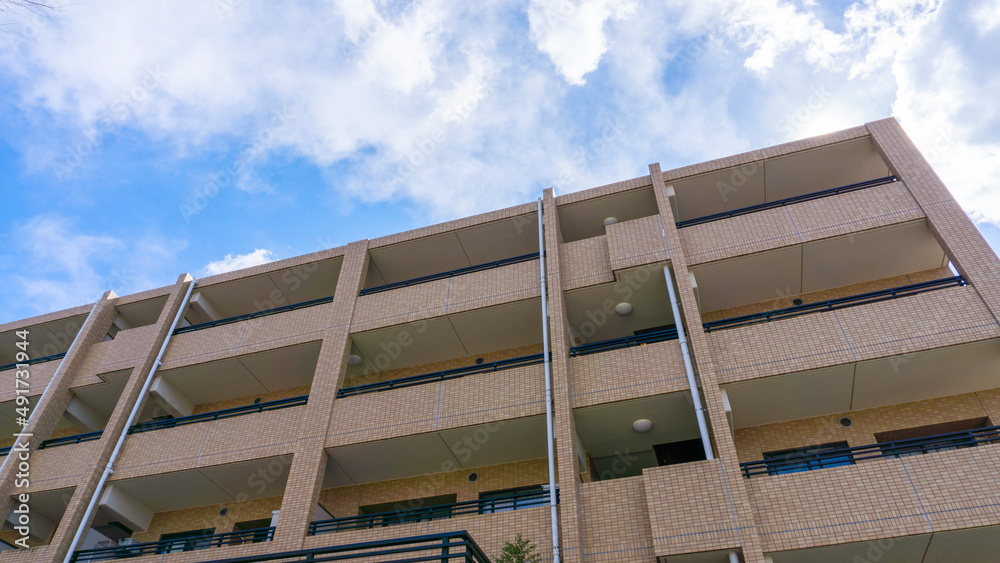 Obraz premium The appearance of the condominium and the refreshing blue sky scenery_sky_b_93