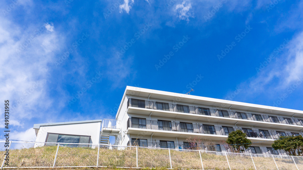 The appearance of the condominium and the refreshing blue sky scenery_sky_b_96