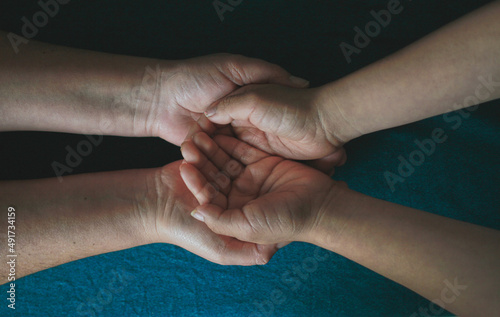 manos de mamá e hija, familia y amor