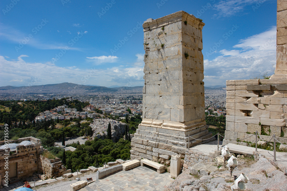 アテネ・アクロポリスのプロピュライアから眺めるアテネ市街