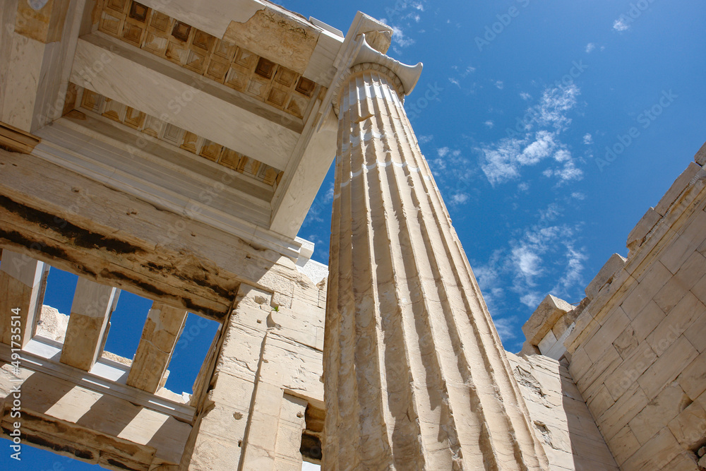 Obraz premium アテネ・アクロポリスのプロピュライアの円柱