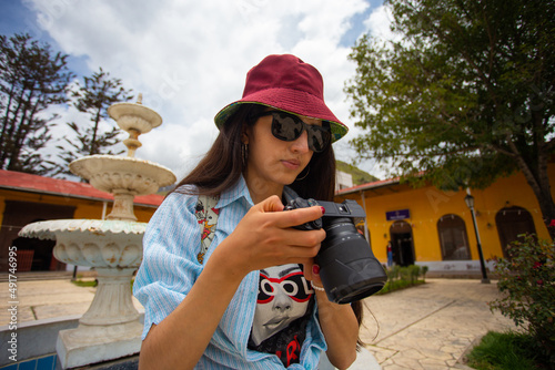 Joven turista haciendo fotos en pueblo pequeño de Sudamérica
 photo