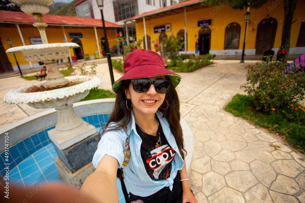 Turista haciéndose una selfie en pueblo de Sudamérica