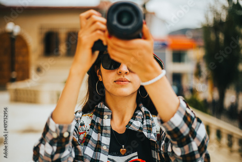 turista usando su cámara fotográfica photo