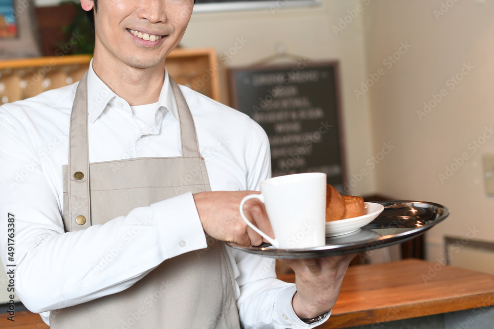 飲食店 レストラン で働くエプロン姿のアジア人の男性 Stock Photo Adobe Stock
