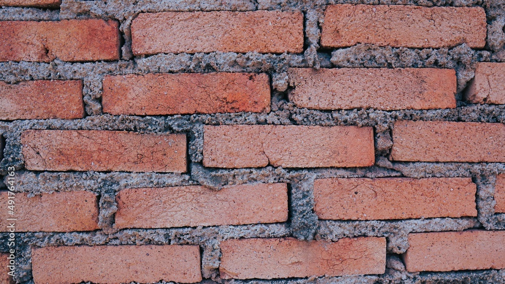 Obraz premium The walls were made of bricks arranged in a row.