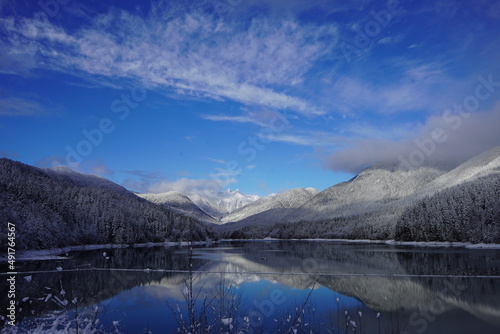 クリーブランドダム 貯水池 凍てつく 冬 雪山 キャピラノ キャピラノ湖 ノースバンクーバー カナダ 絶景 観光