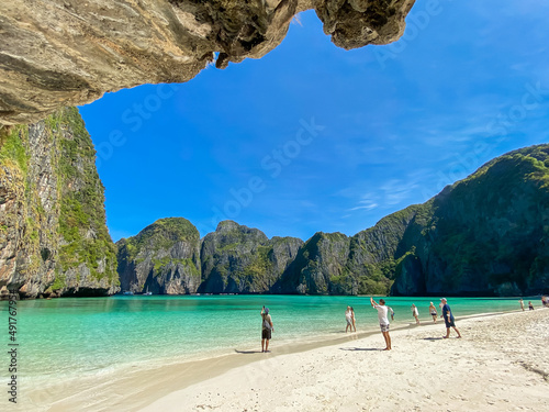 Платно Beautiful scenery of Maya Bay beach on Phi Phi island, Krabi, Thailand