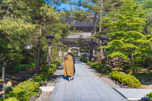 Cuadro en lienzo 總持寺祖院 参道を歩く僧侶