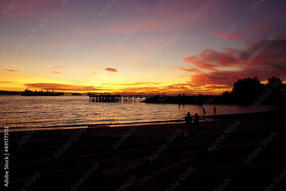 ビーチ　アンブルサイドビーチ　夕焼け　夕陽　夜明け　バンクーバー　ウエストバンクーバー　海