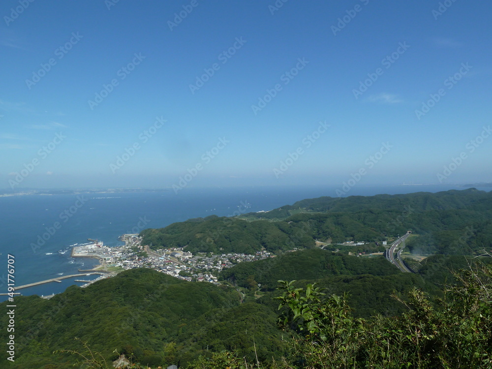 鋸山の山頂から望む浜金谷の街並みと東京湾（千葉県鋸南町）