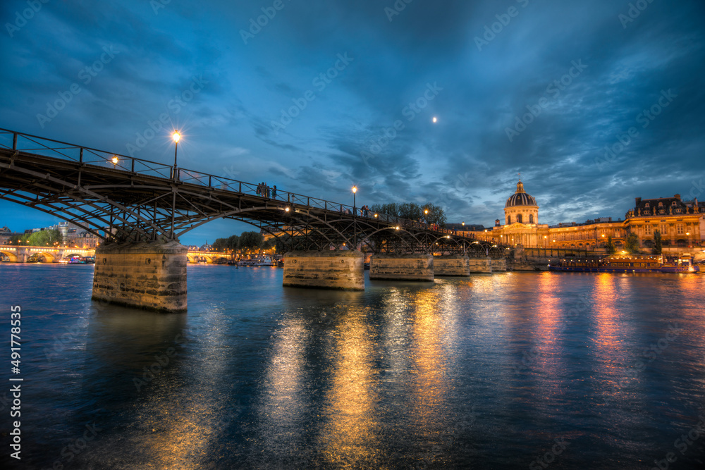 vu sur le magnifique pont des Arts de Paris au couché du soleil