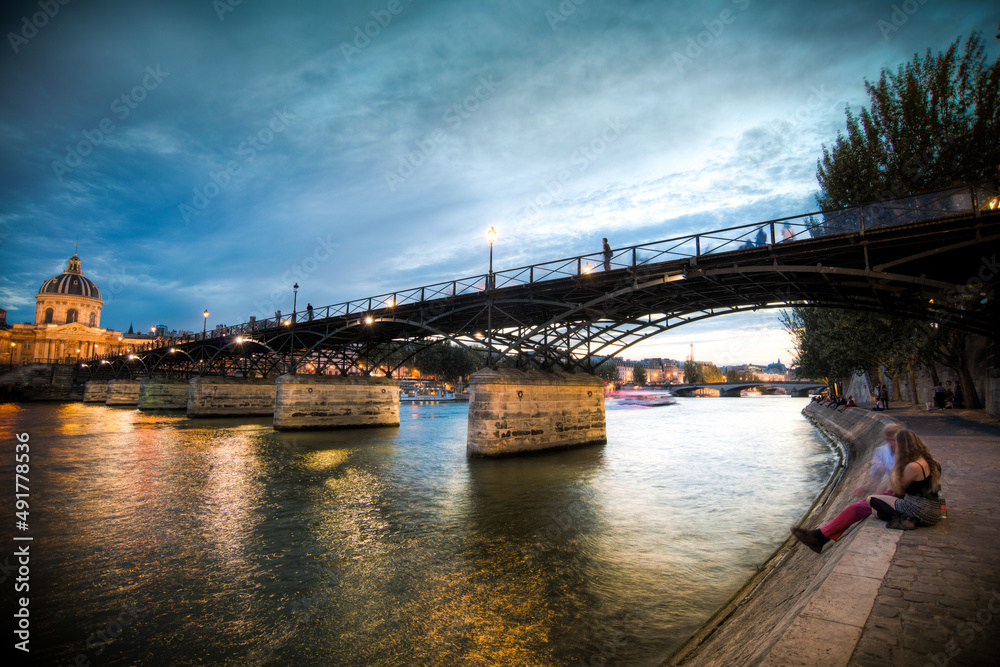Fototapeta premium vu sur le magnifique pont des Arts de Paris au couché du soleil