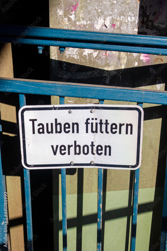 Fototapeta premium weißes Schild mit der Aufschrift 