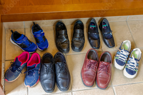 玄関に置かれたたくさんの靴