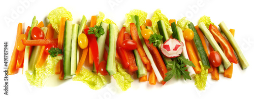 Gemüsesticks mit Kirschtomaten und Radieschen - Salat und Gemüse Streifen Freigestellt - Panorama