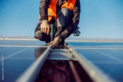 Fotografía Close up of a handyman installing solar panel on the roof.