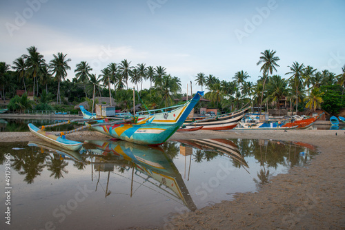 bateau de pêcheur traditionnel bleu au lever du soleil au sud du Sri Lanka