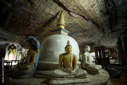 bouddhas assis et stūpa dans un temple creuser dans la roche d'une colline au temple d'or Dambulla Sri Lanka à l'heure bleue 