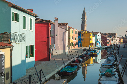 Burano, Venezia. Case colorate con fondamenta e barche da pesca nel canale 