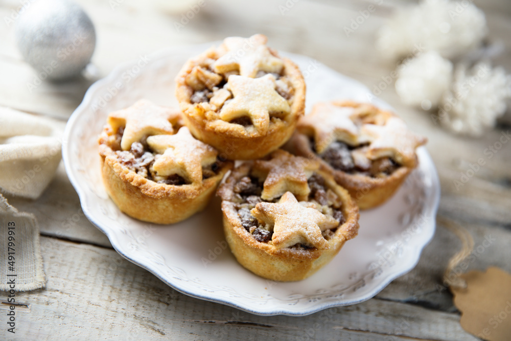 Fototapeta premium Traditional festive mince pies on a plate