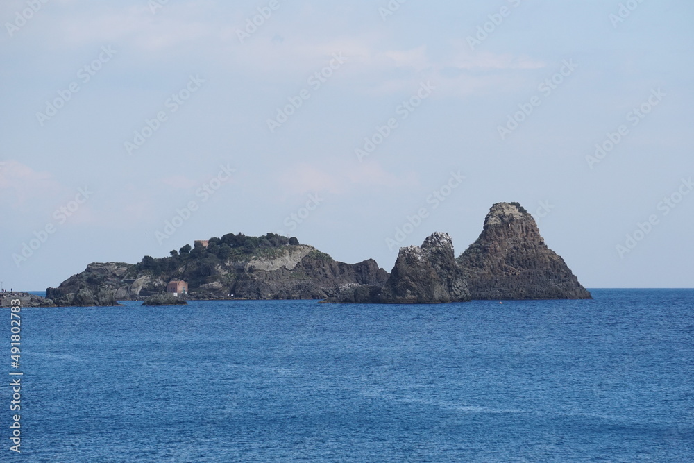 Foto panoramica dei Faraglioni e dell' isola lachea 