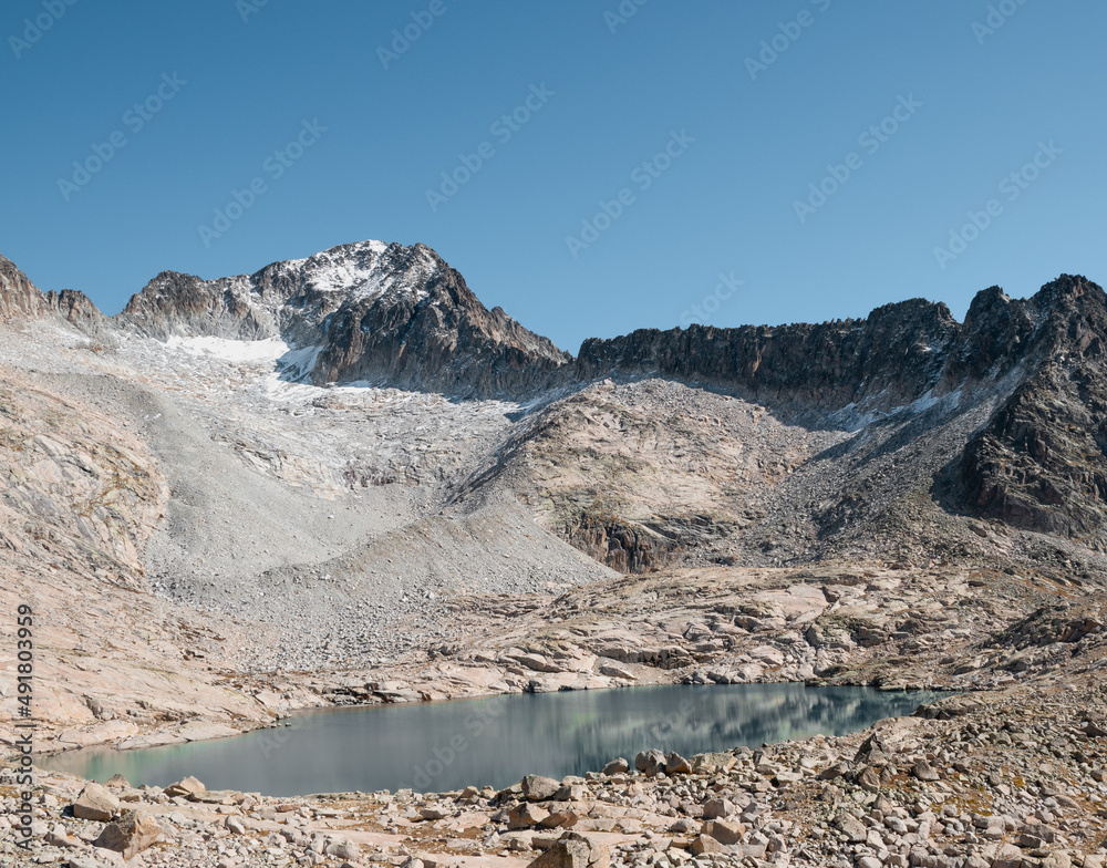 Pico Aneto. La montaña mas alta del Pirineo con nieve en la cima. A sus pies, el ibón de Coronas Superior, con su característico color azul turquesa. Pico Aneto. La montaña mas alta del Pirineo con nieve en la cima. A sus pies, el ibón de Coronas Superior, con su característico color azul turquesa.