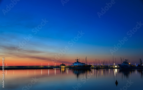 I colori dell'ora blu prima dell'alba su Marina di Riposto