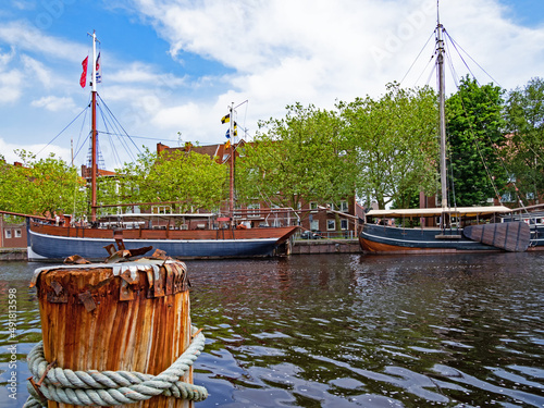 Alte hölzerne Segelschiffe im Hafen von Emden, Deutschland Fototapet