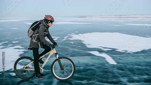 Fotografía Man is riding bicycle on the ice