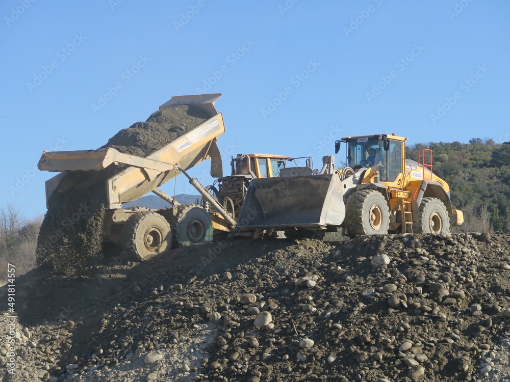 engins-de-chantier-camion-et-tracteur-de-travaux-publics-stock-photo