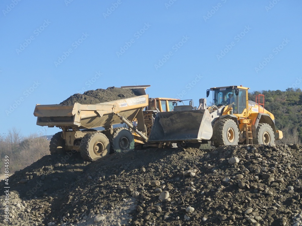 Obraz premium Engins de chantier camion et tracteur de travaux publics