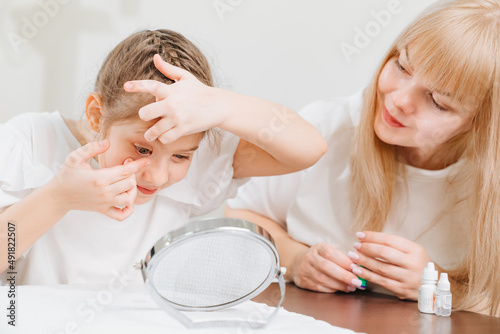 Foto ophthalmologist explains to girl how to use night treatment contact lenses