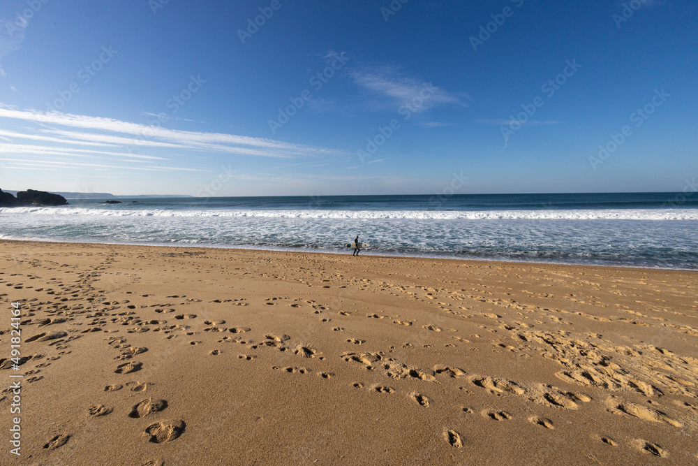 Praia de Nazaré com ondas gigantes em Portugal Praia de Nazaré com ondas gigantes em Portugal
