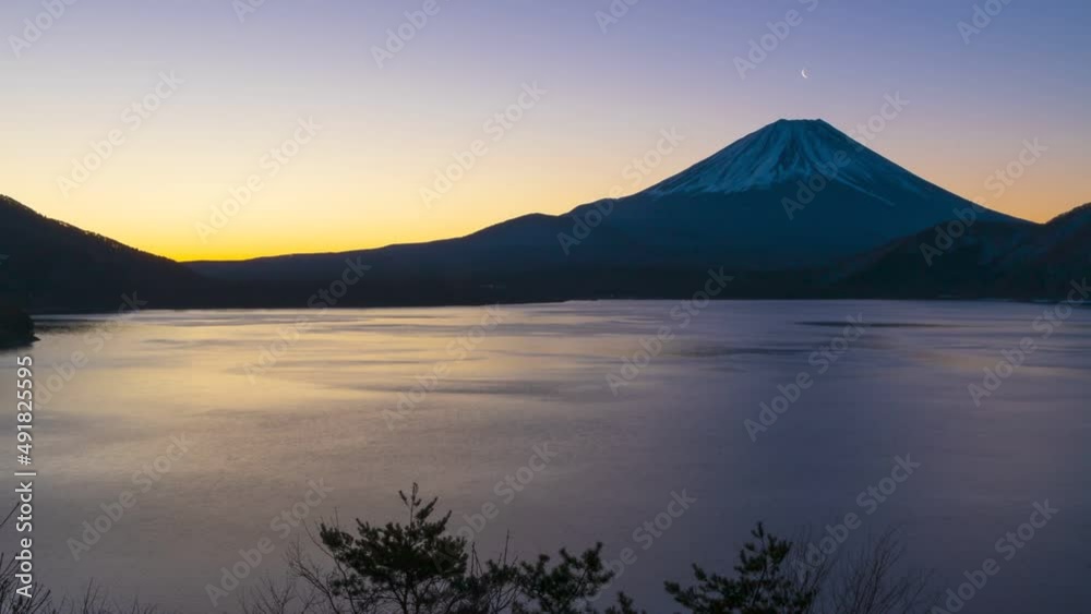 富士山と日の出&三日月 山梨県身延町本栖湖にて 富士山と日の出&三日月 山梨県身延町本栖湖にて