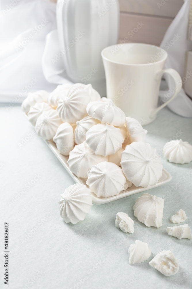Small white meringues . Small white meringues .