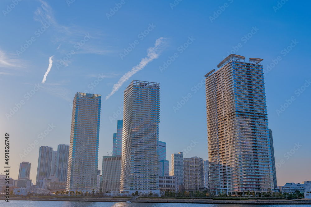 Obraz premium 東京都江東区豊洲の夕方の都市景観