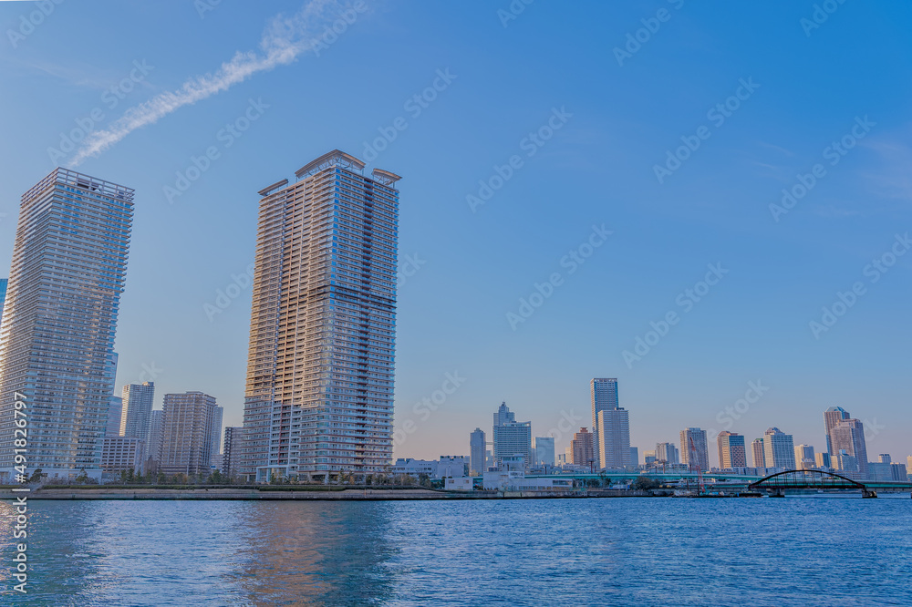 東京都江東区豊洲の夕方の都市景観