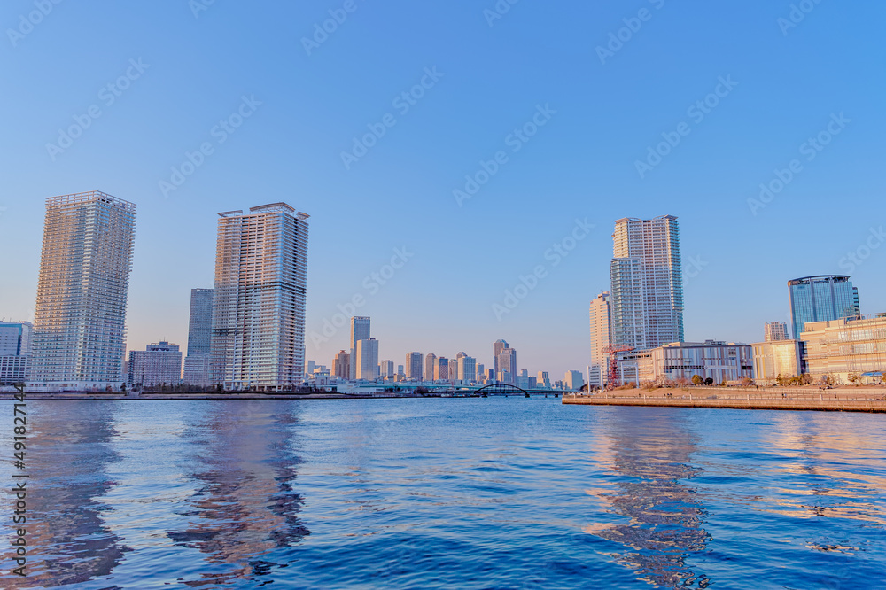 Obraz premium 東京都江東区豊洲の夕方の都市景観