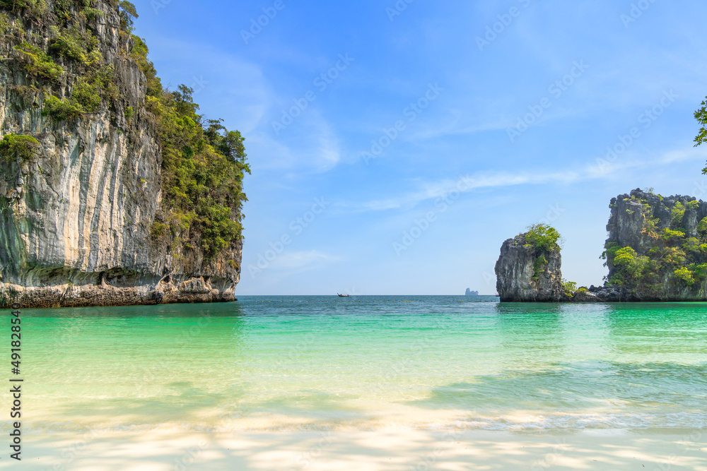 Obraz premium Ko Hong island and exotic beach with mountain cliff, with crystal clear water and white sand, Krabi, Thailand