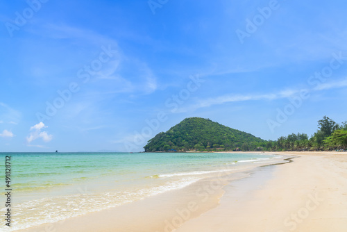 Fototapeta Naklejka Na Ścianę i Meble -  Thung Wua Laen Beach during sunny day, famous tourist destination and resort area, Chumphon, Thailand