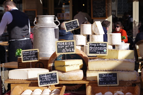 Étal de fromage au marché