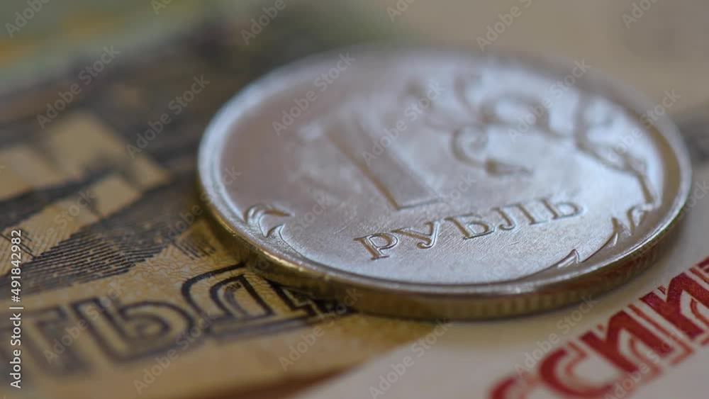 Argent liquide de la Fédération de Russie : détail de billets de banque et pièce de monnaie de 1 rouble avec les mots 
