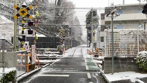 雪 線路 踏切 信号 スローモーション