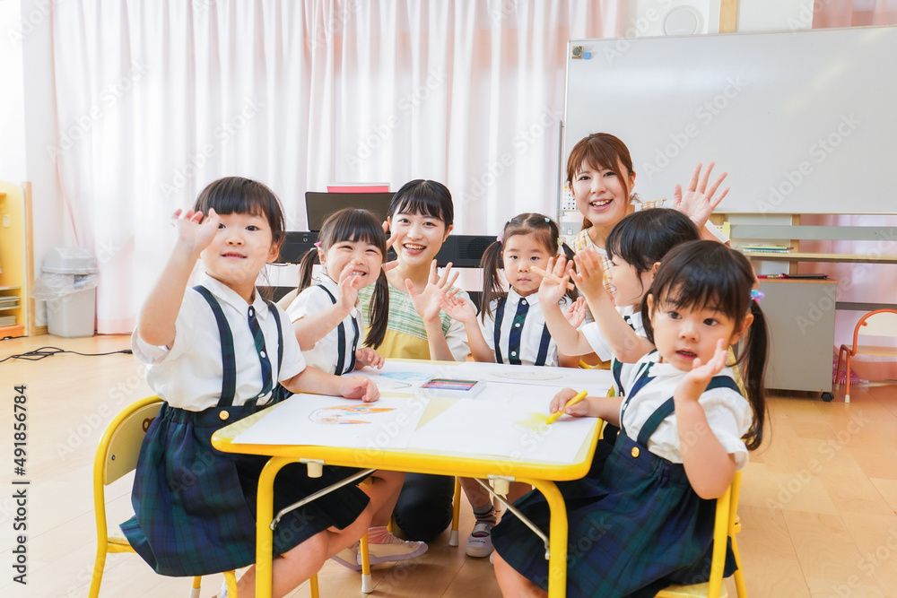 保育園でお絵描きをする子どもたち 保育園でお絵描きをする子どもたち
