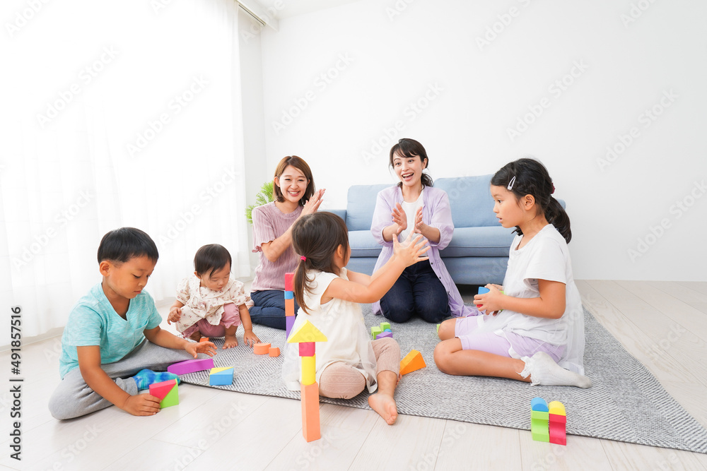 ママ友と遊ぶ子どもたち ママ友と遊ぶ子どもたち