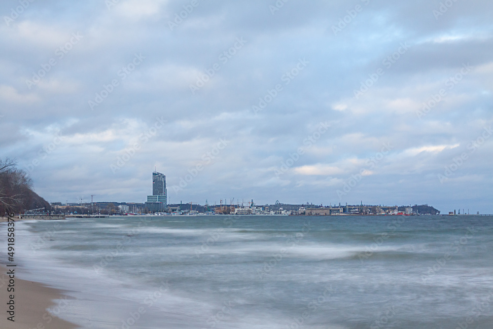 Wsłuchany w morskie fale