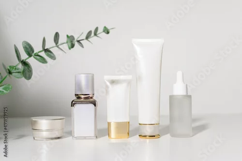 Obraz moisturizing cream bottle over leaf background studio, packing and skincare beauty concept