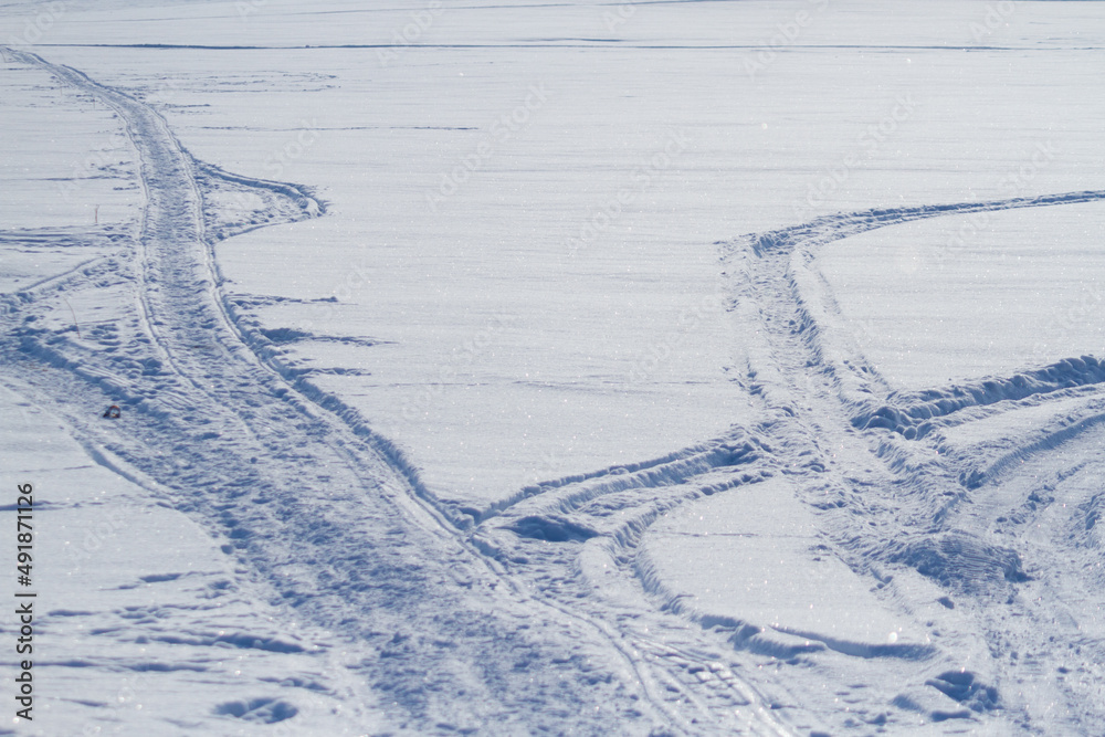 Obraz premium Snowmobile track marks on the snow