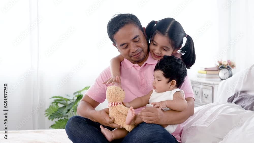 4K 50fps, Asian single dad, sitting happily and happily with his two children, daughter having fun riding his father's neck. Family and Healthy. 4K 50fps, Asian single dad, sitting happily and happily with his two children, daughter having fun riding his father's neck. Family and Healthy.
